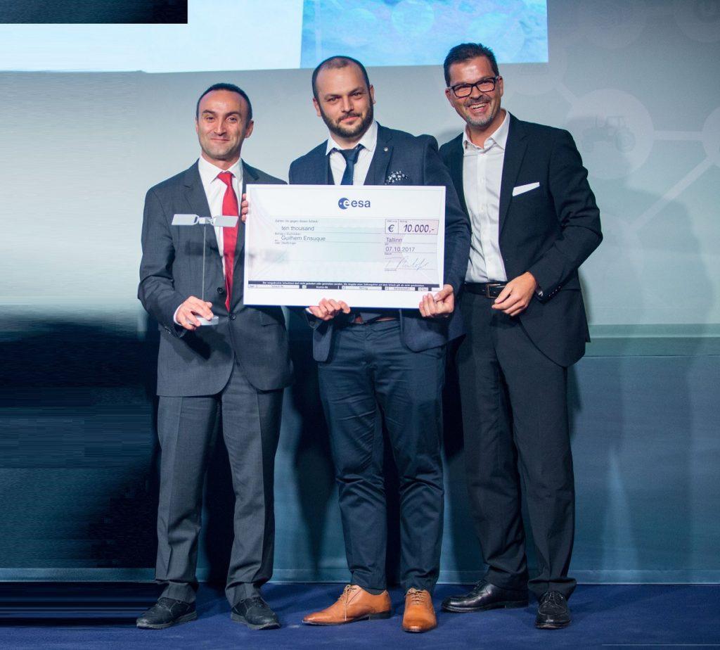 Les fondateurs d’Attestis reçoivent le prix ESA Space Solutions® et ESA BIC France Challenge de la part de Frank M. Salzgeber, Head of ESA Technology Transfer Program Office, lors de la cérémonie de remise des prix du concours ESNC 2017 à Tallinn le 7 novembre 2017.