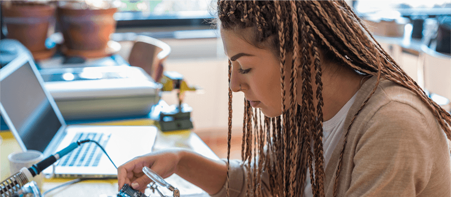 etudiante en alternance préparation électronique
