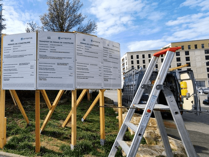 installation-panneaux-attestis Attestis réalise l'affichage des permis de construire pour les promoteurs immobiliers